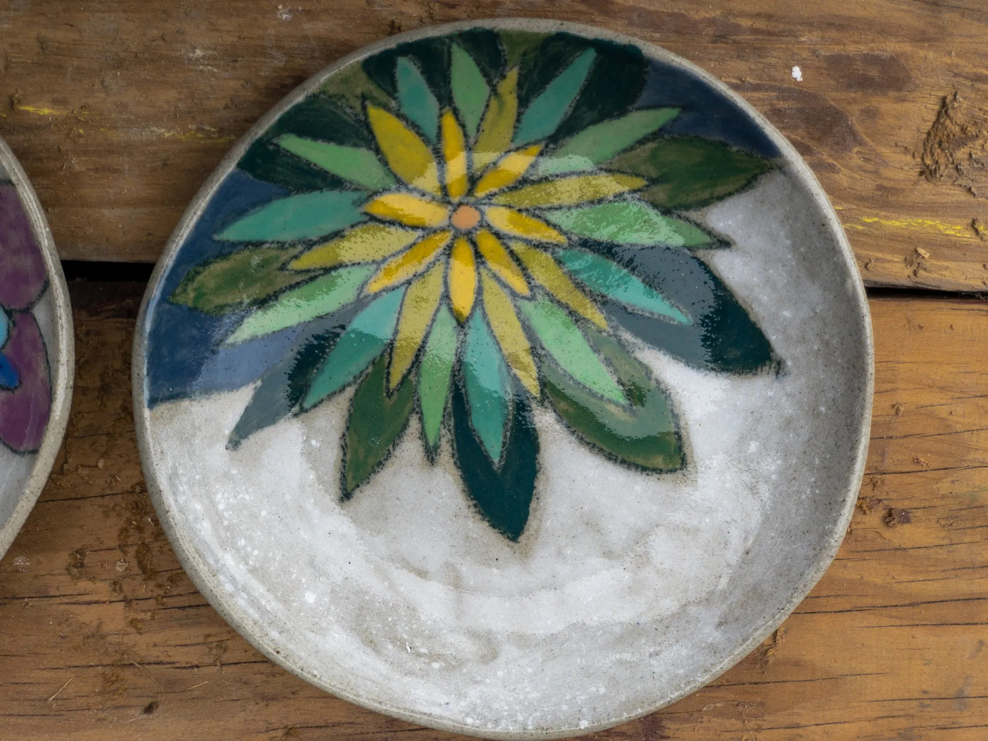 green leaf flower plate